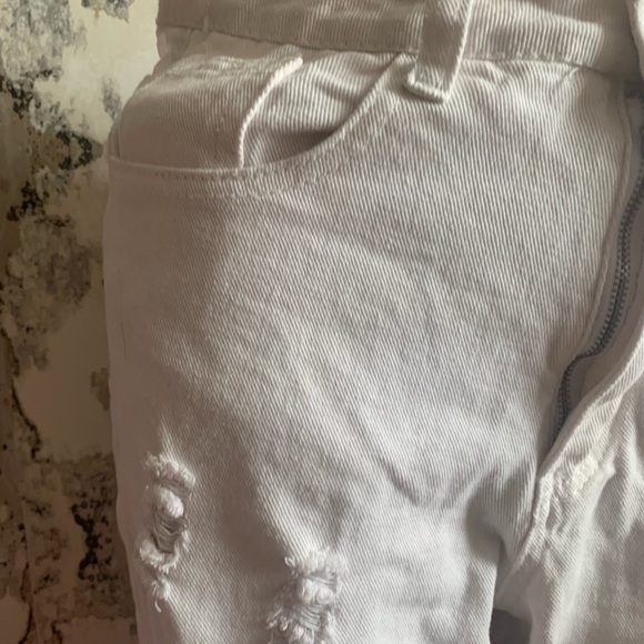 DISTRESSED HIGH WAISTED “MOM” JEANS - Picture 3 of 7